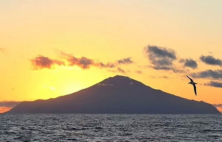 করোনা মহামারিতে মারাত্মকভাবে ক্ষতিগ্রস্ত হয়েছে যুক্তরাজ্য। এখন পঞ্চম ঢেউয়ে প্রবেশ করতে যাচ্ছে দেশটি। তবে আশ্চর্যজনক হলেও সত্য যুক্তরাজ্যের একটি দ্বীপে এখনো করোনা ভাইরাস হানা দিতে পারেনি অর্থাৎ সেখানের একজন মানুষও করোনায় আক্রান্ত হয়নি। ছবি: সংগৃহীত