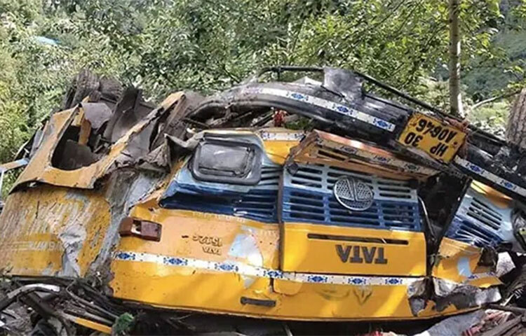 ভারতের হিমাচল প্রদেশে স্কুলবাস খাদে পড়ে শিক্ষার্থীসহ ১১ জন নিহত হওয়ার খবর পাওয়া গেছে। মৃতের সংখ্যা আরও বাড়তে পারে বলে আশঙ্কা করা হচ্ছে। কুলুর ডিসি আশুতোষ গর্গ জানিয়েছেন, সকাল ৮টা ৩০ মিনিটে জাংলা গ্রামের কাছে বাসটি খাদে পড়ে যায়। খবর পেয়ে ঘটনাস্থলে পৌঁছায় উদ্ধারকারী দল। আহত আরও অনেককে উদ্ধার করে স্থানীয় হাসপাতালে ভর্তি করা হয়েছে। ছবি: সংগৃহীত