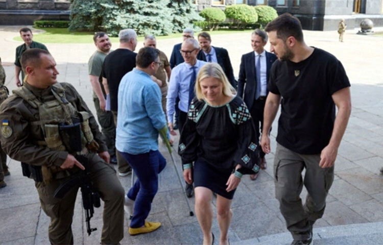 ইউক্রেনের প্রেসিডেন্ট ভলোদিমির জেলেনস্কির সঙ্গে সাক্ষাৎ করেছেন সুইডেনের প্রধানমন্ত্রী মাগদালেনা অ্যান্ডারসন। রাজধানী কিয়েভে তাদের সাক্ষাৎ হয়েছে। সে সময় তারা প্রতিরক্ষা ও জ্বালানি সহযোগিতা বিষয়ে একটি যৌথ বিবৃতিতে স্বাক্ষর করেন। ছবি: সংগৃহীত