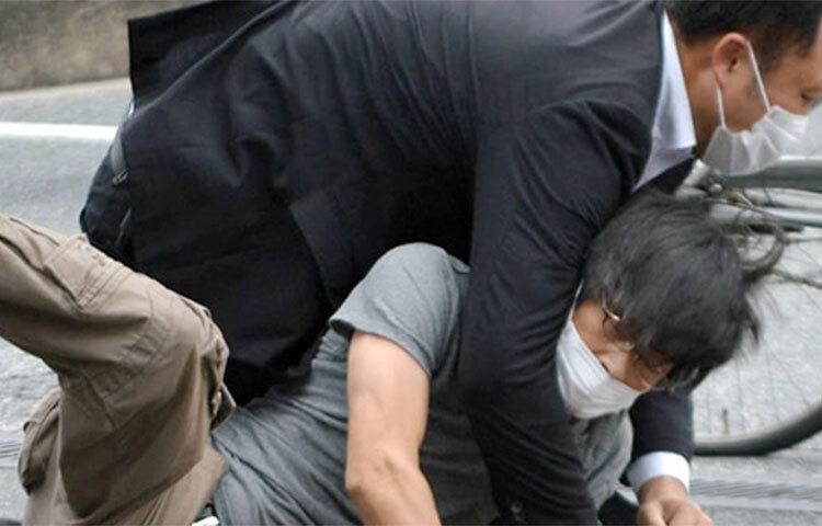 জাপানের প্রধানমন্ত্রী শিনজো আবের প্রতি লক্ষ্য কের গুলি চালানো ব্যক্তিকে ঘটনাস্থল আটক করেন নিরাপত্তাকর্মীরা। ছবি: সংগৃহীত