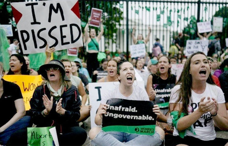 গর্ভপাতের অধিকার ফিরে পেতে হোয়াইট হাউজের অভিমুখে যাত্রা শুরু করেছে দেশটির হাজার হাজার নাগরিক। প্রবল বৃষ্টি ও গ্রেফতারের ঝুঁকি থাকা সত্ত্বেও নাগরিকরা যুক্তরাষ্ট্রের রাজধানী ওয়াশিংটনে জড়ো হয়েছে। ছবি: সংগৃহীত