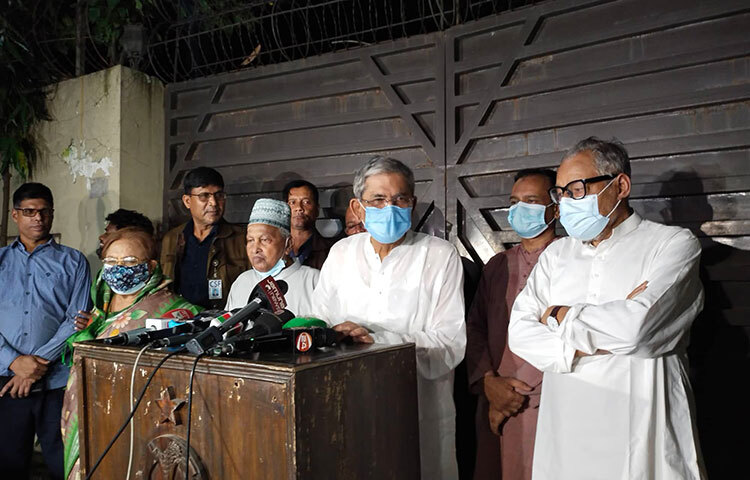 বিএনপিকে বন্যার্তদের পাশে দাঁড়ানোর নির্দেশ দিয়েছেন দলটির চেয়ারপারসন খালেদা জিয়া। রোববার (১০ জুলাই) রাতে রাজধানীর গুলশানের বাসায় খালেদা জিয়ার সঙ্গে সাক্ষাতের পর দলটির মহাসচিব মির্জা ফখরুল ইসলাম আলমগীর সাংবাদিকদের এ কথা জানান। ছবি: বিপ্লব দিক্ষিৎ