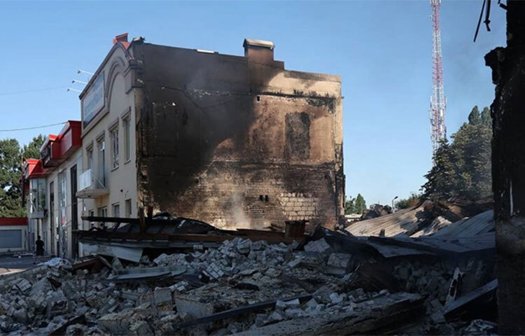 রাশিয়ার দখলে থাকার নোভা কাখোভকা শহরে হামলা চালিয়েছে ইউক্রেন সেনারা। এতে ছয়জন নিহত হয়েছেন বলে জানিয়েছে রাশিয়ান গণমাধ্যম তাস। রাশিয়া-সমর্থিত আঞ্চলিক প্রশাসনের নেতা, ভ্লাদিমির লিওন্তিয়েভের বরাত দিয়ে প্রতিবেদনে বলা হয়েছে, হামলায় ছয়জন নিহত হয়েছেন। আহত হয়েছেন আরও কয়েক ডজন মানুষ। ছবি: সংগৃহীত