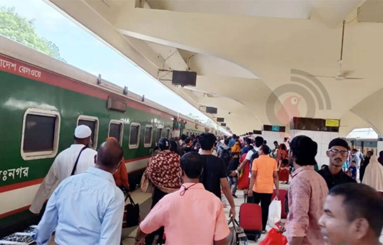 ঈদের আগে নানা ব্যস্ততার কারণে বাড়ি যেতে না পারলেও ঈদের চতুর্থদিনেও ঢাকা ছাড়ছেন অনেকে। কেউ পরিবার-পরিজনের সঙ্গে সময় কাটাতে আবার কেউ পারিবারিক অনুষ্ঠানে যোগ দিতে ঢাকা ছাড়ছেন। ছবি: জাগো নিউজ