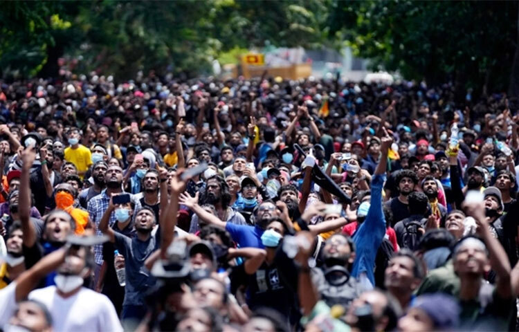 বিক্ষোভে উত্তাল শ্রীলঙ্কায় এক তরুণের মৃত্যু হয়েছে বলে খবর পাওয়া গেছে। বুধবার বিক্ষোভকারীরা প্রধানমন্ত্রী রনিল বিক্রমাসিংহের কার্যালয় দখলের সময় পরিস্থিতি নিয়ন্ত্রণে আনতে কাঁদানে গ্যাস ছোড়ে নিরাপত্তা বাহিনী। ছবি: সংগৃহীত