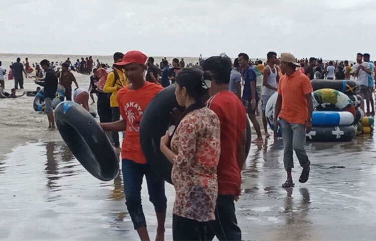 সূর্যোদয় ও সূর্যাস্তের সৌন্দর্যের লীলাভূমি সাগরকন্যা কুয়াকাটা। এবার ঈদুল আজহার ছুটিতে এ সৈকতে রেকর্ড সংখ্যক পর্যটকের দেখা মিলেছে। যা সম্ভব হয়েছে পদ্মা সেতুর কারণে। আজ সকাল থেকেই সৈকতে আনন্দে মেতেছেন হাজার হাজার পর্যটক। গত ১২ জুলাই থেকে পর্যটকদের আগমন শুরু হয় এ পর্যটন কেন্দ্রটিতে। ছবি: আসাদুজ্জামান মিরাজ