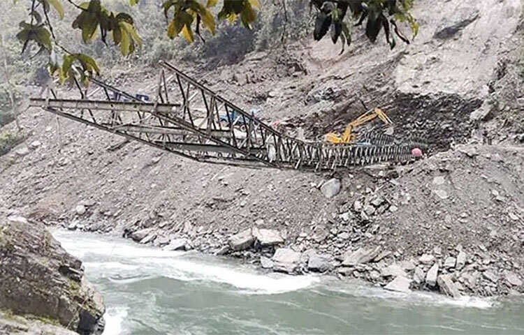 ভারত-চীন সীমান্ত থেকে নিখোঁজ হয়েছেন ১৯ ভারতীয় শ্রমিক। অরুণাচল প্রদেশের কাছে কুরুং কুমে জেলা থেকে নিখোঁজ হন তারা। বর্তমানে শ্রমিকদের খোঁজে তল্লাশি চালাচ্ছে পুলিশ। এই শ্রমিকরা ডমিন এলাকার রাস্তা তৈরির কাজ করতে আসাম থেকে অরুণাচল প্রদেশ গিয়েছিলেন। এই এলাকাটি প্রকৃত নিয়ন্ত্রণ রেখা (এলএসি) থেকে খুব বেশি দূরে নয়। ছবি: সংগৃহীত