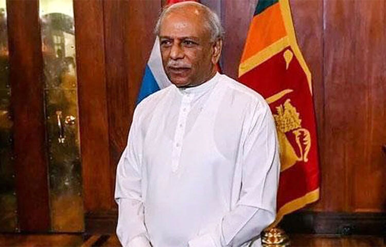 শ্রীলঙ্কার নতুন প্রধানমন্ত্রী হিসেবে শপথ নিলেন দিনেশ গুনাবর্ধনে। আজ শপথগ্রহণ করেন তিনি। ছয়বারের প্রধানমন্ত্রী রনিল বিক্রমাসিংহে দেশটির নতুন প্রেসিডেন্ট হিসেবে শপথ নেওয়ার একদিন পরই দিনেশ গুনাবর্ধনেকে নিয়োগ দেওয়া হলো। ছবি: সংগৃহীত