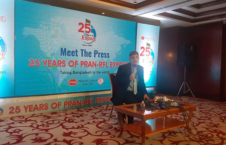 দেশের শীর্ষস্থানীয় শিল্পগ্রুপ প্রাণ-আরএফএল ২০২৫ সাল নাগাদ এক বিলিয়ন মার্কিন ডলার ও ২০৩০ সাল নাগাদ দুই বিলিয়ন মার্কিন ডলার সমমূল্যের পণ্য রপ্তানি করতে চায়। এ লক্ষ্যে দেশের বাজারে ভোক্তাদের জন্য যেসব পণ্য উৎপাদন ও বাজারজাত করা হয় তার সবটুকুই বিদেশে রপ্তানি করতে চায় গ্রুপটি। ২০২১-২২ অর্থবছরে ৫৩২ মিলিয়ন মার্কিন ডলার সমমূল্যের পণ্য রপ্তানি করেছে বাংলাদেশে সবচেয়ে বেশি খাতে পণ্য রপ্তানি করা প্রাণ-আরএফএল গ্রুপ। আজ রাজধানীর একটি হোটেলে ‘মিট দ্য প্রেস’ অনুষ্ঠানে এ লক্ষ্যের কথা জানান প্রাণ-আরএফএল গ্রুপের চেয়ারম্যান ও প্রধান নির্বাহী কর্মকর্তা আহসান খান চৌধুরী। গ্রুপটির পণ্য রপ্তানির ২৫ বছর পূর্তি উপলক্ষে এ অনুষ্ঠানের আয়োজন করা হয়। ছবি: জাগো নিউজ