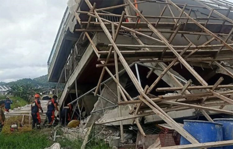 বুধবার স্থানীয় সময় সকাল ৮টা ৪৩ মিনিটে ফিলিপাইনের আবরা প্রদেশে আঘাত হানে শক্তিশালী ভূকম্পন। এতে মারা গেছেন পাঁচজন, আহত হয়েছেন দেড়শর বেশি মানুষ। প্রবল ওই ভূমিকম্পে পার্বত্য এলাকার বহু বাড়িঘর ধসে পড়ে, কয়েক জায়গায় দেখা দেয় ভূমিধস। ছবি: সংগৃহীত