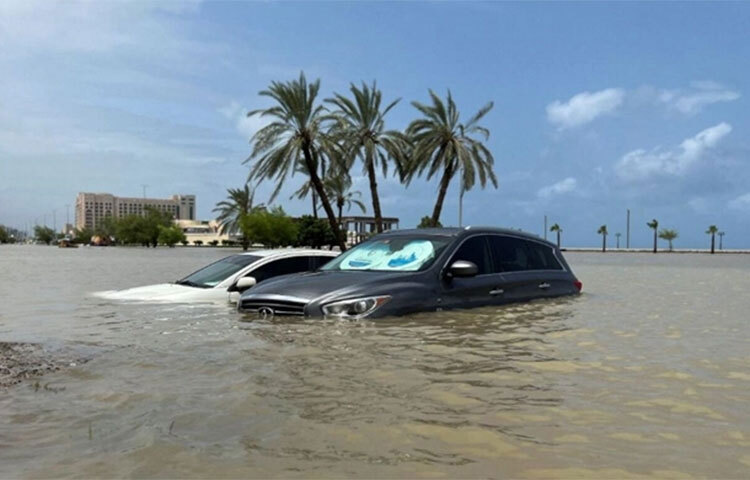 সংযুক্ত আরব আমিরাতের ফুজাইরাহ বন্দর এলাকায় মাত্র দুদিনে ২৩৪ দশমিক ৯ মিলিমিটার বৃষ্টিপাত রেকর্ড করা হয়েছে। দেশটিতে গত ২৭ বছরের মধ্যে জুলাই মাসে রেকর্ড করা এটিই সর্বোচ্চ বৃষ্টিপাত। গতকাল আমিরাতের জাতীয় আবহাওয়া কেন্দ্রের (এনসিএম) এক মুখপাত্র গালফ নিউজকে এ তথ্য জানিয়েছেন। ছবি: সংগৃহীত