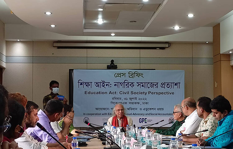 সমন্বিত শিক্ষা আইন দ্রুত বাস্তবায়ন করতে হবে জানিয়ে সংবাদ সম্মেলনে ৬টি দাবি তুলে ধরে খলীকুজ্জমান আহমদ বলেছেন, ২০১৬ সালে মন্ত্রণালয় প্রস্তুত শিক্ষা আইন, ২০১৬ এর খসড়ার ওপর প্রদত্ত সুপারিশমালার আলোকে প্রস্তাবিত শিক্ষা আইনের খসড়া পরিমার্জন করা হয়েছে কি-না বা এ সংক্রান্ত কী ধরনের উদ্যোগ নেওয়া হয়েছে তা সবাইকে জানাতে হবে। আজ রাজধানীর আগারগাঁওয়ের পল্লীকর্ম সহায়ক ফাউন্ডেশন (পিকেএসএফ) ভবন মিলনায়তনে এক সংবাদ সম্মেলনে এসব দাবির কথা বলেন তিনি। ছবি: বিপ্লব দিক্ষিৎ