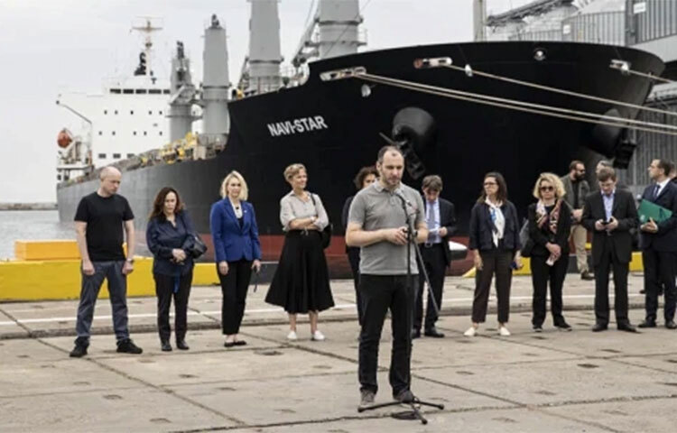 অবশেষে ইউক্রেনের ওডেসা বন্দর ছাড়লো শস্যবাহী প্রথম জাহাজ। রাশিয়ার হামলার পর সাগর পথে এত দিন ইউক্রেনের শস্য রপ্তানি বন্ধ ছিল। আজ তুরস্কের প্রতিরক্ষা মন্ত্রণালয় এ তথ্য নিশ্চিত করেছে। খবর আল-জাজিরার। ছবি: সংগৃহীত