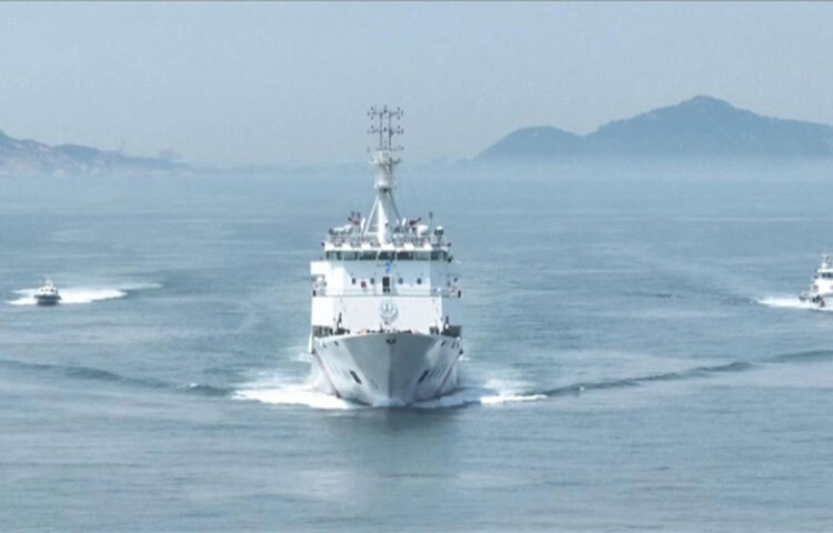 চীনের কঠোর হুঁশিয়ারি সত্ত্বেও তাইওয়ানে অবস্থান করছেন যুক্তরাষ্ট্রের কংগ্রেসের নিম্নকক্ষ প্রতিনিধি পরিষদের স্পিকার ন্যান্সি পেলোসি। এ ঘটনাকে কেন্দ্র করে বেইজিং তাইওয়ানের সমুদ্র ও আকাশ সীমায় সামরিক মহড়া শুরু করেছে। শুধু তাই নয় যে কোনো সময় হামলা হতে পারে বলে আশঙ্কা করা হচ্ছে। ছবি: সংগৃহীত