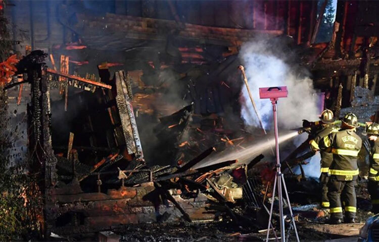 যুক্তরাষ্ট্রের পেনসিলভানিয়া অঙ্গরাজ্যের একট বাড়িতে অগ্নিকাণ্ডে তিন শিশু এবং সাত প্রাপ্তবয়স্ক নিহত হয়েছে। সবচেয়ে দুঃখজনক বিষয় হচ্ছে, অগ্নিকাণ্ডের পর ঘটনাস্থলে আসা এক দমকল কর্মী দেখতে পান যে, নিহতরা সবাই তার পরিবারেরই সদস্য। ছবি: সংগৃহীত