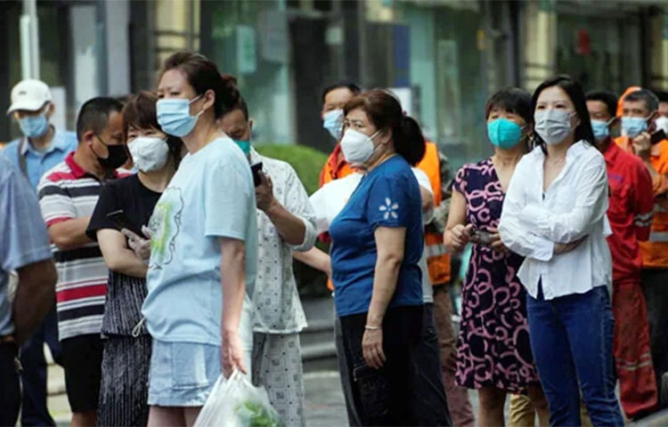 চীনের জনপ্রিয় একটি পর্যটন শহরে ৮০ হাজারের বেশি পর্যটক আটকা পড়েছেন। চীনের হাওয়াই নামে পরিচিত সানিয়া শহরে সম্প্রতি করোনা সংক্রমণ বেড়ে গেছে। ফলে সেখানে কঠোর লকডাউন জারি করেছে কর্তৃপক্ষ। ছবি: সংগৃহীত