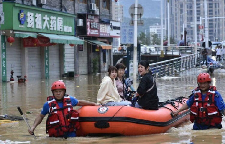 চীনের উত্তর-পশ্চিমাঞ্চলে আকস্মিক বন্যায় ১৬ জনের মৃত্যু হয়েছে। এছাড়া নিখোঁজ রয়েছে আরও বেশ কয়েকজন। ভারি বৃষ্টির কারণে ভূমিধসের ঘটনা ঘটেছে এবং একটি নদীর গতিপথ পরিবর্তন হয়েছে। আজ রাষ্ট্রীয় প্রচারমাধ্যম সিসিটিভির এক প্রতিবেদনে এ তথ্য নিশ্চিত করা হয়। ছবি: সংগৃহীত