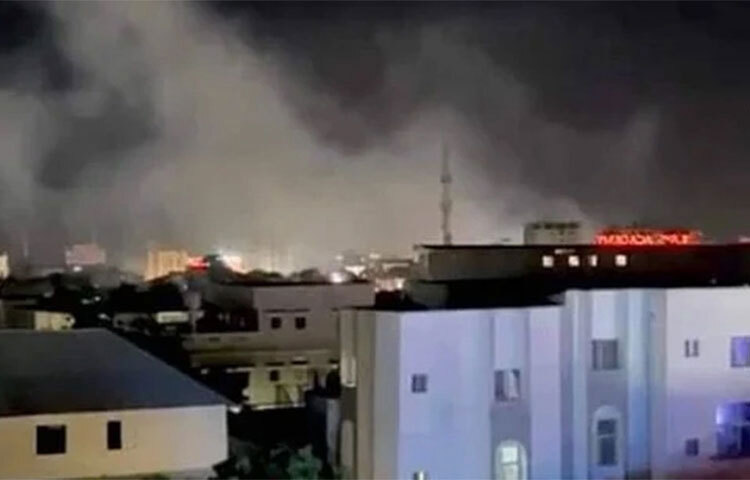 হামলায় ফের রক্তাক্ত সোমালিয়ার রাজধানী মোগাদিসু। শুক্রবার (১৯ আগস্ট) রাতে শহরটির একটি হোটেলে হামলা চালিয়েছে সশস্ত্র গোষ্ঠী আল-শাবাব। এই ঘটনায় এখন পর্যন্ত কমপক্ষে আটজনের মৃত্যু হয়েছে। আহত হয়েছেন আরও অনেকে। ছবি: সংগৃহীত