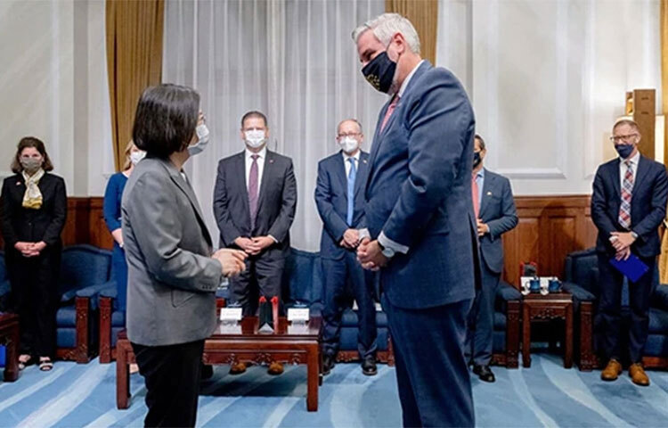 যুক্তরাষ্ট্র এবং চীনের মধ্যকার উত্তেজনার মধ্যেই তাইওয়ানে সফর করেছেন এক মার্কিন গভর্নর। চীনের অব্যাহত সামরিক হুমকির কারণে সম্প্রতি তাইপের সঙ্গে বাণিজ্য আলোচনার ঘোষণার কয়েকদিন পরই তিনি এই সফরে গেলেন। ইন্ডিয়ানা অঙ্গরাজ্যের গভর্নর এরিক হলকম্ব আজ তাইওয়ানের প্রেসিডেন্টের সঙ্গে সাক্ষাত করেছেন। ছবি: সংগৃহীত