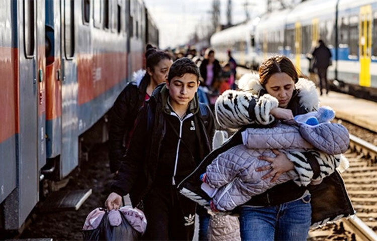 ইউক্রেন সংঘাত শুরুর পর থেকে এখন পর্যন্ত দেশটির প্রায় ১০ লাখ নাগরিক জার্মানিতে আশ্রয় নিয়েছেন। জার্মানির স্বরাষ্ট্র মন্ত্রণালয় এ তথ্য নিশ্চিত করেছে। গত ২৪ ফেব্রুয়ারি দেশটিতে হামলা চালায় রাশিয়া। তারপর থেকেই ইউক্রেন ছাড়তে শুরু করে লাখ লাখ মানুষ। ছবি: সংগৃহীত