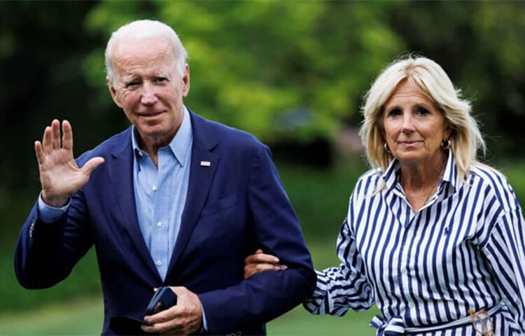 মার্কিন ফার্স্ট লেডি জিল বাইডেন ফের করোনাভাইরাসে আক্রান্ত হয়েছেন। তার যোগাযোগ বিষয়ক উপ-পরিচালক কেলসি ডোনোহু এক বিবৃতিতে এ তথ্য নিশ্চিত করেছেন। মঙ্গলবার সকালে রুটিন মাফিক টেস্টে তার করোনা নেগেটিভ ধরা পড়ে। কিন্তু পরবর্তীতে আবারও এন্টিজেন টেস্টে তার করোনা পজিটিভ ধরা পড়ে। ছবি: সংগৃহীত