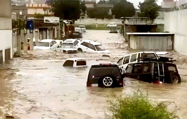 চলতি মৌসুমে পাকিস্তানে বন্যা পরিস্থিতি মারাত্মক আকার ধারণ করেছে। এরই মধ্যে খাইবার পাখতুন প্রদেশের সরকার সোয়াতে জরুরি অবস্থা জরি করেছে। কারণ অব্যাহত ভারি বৃষ্টির কারণে এলাকাটিতে বন্যা নিয়ন্ত্রণের বাইরে চলে গেছে। আজ জিও নিউজের এক প্রতিবেদনে এ তথ্য জানানো হয়। ছবি: সংগৃহীত