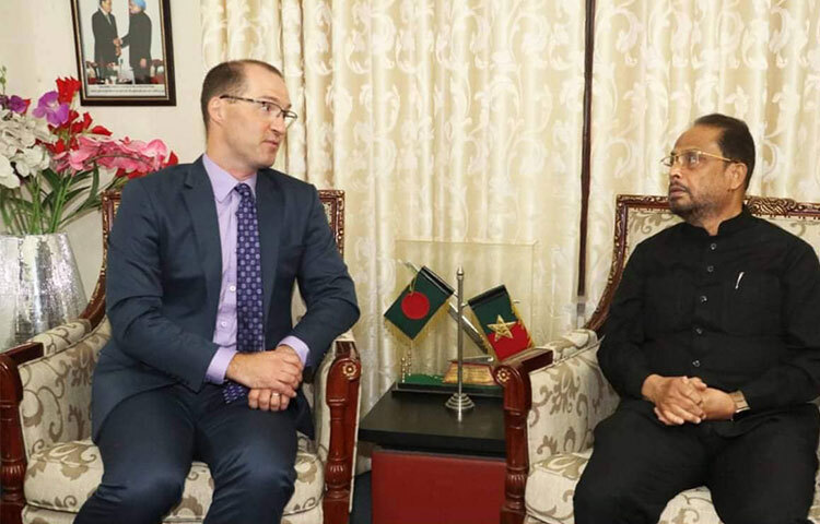 জাতীয় পার্টি (জাপা) চেয়ারম্যান ও বিরোধীদলীয় উপনেতা গোলাম মোহাম্মদ কাদেরের (জিএম) সঙ্গে সৌজন্য সাক্ষাৎ করেছেন ঢাকার কানাডিয়ান হাইকমিশনের রাজনৈতিক কাউন্সিলর ব্র্যাডলি কোটস। আজ দুপুর ১২টায় জাতীয় পার্টি চেয়ারম্যানের বনানীর কার্যালয়ে এ সৌজন্য বৈঠক অনুষ্ঠিত হয়। ছবি: বিপ্লব দিক্ষিৎ