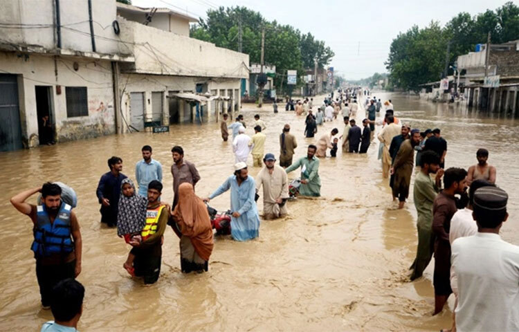 ভয়াবহ বন্যায় পর্যদুস্ত হয়ে পড়েছে পাকিস্তান। দেশটিতে এরই মধ্যে এক হাজারের বেশি মানুষ প্রাণ হারিয়েছেন, ক্ষতিগ্রস্ত তিন কোটির বেশি। নষ্ট হয়ে গেছে বিপুল পরিমাণ ফসল। এ অবস্থায় বৈশ্বিক দাতা সংস্থাগুলোসহ আন্তর্জাতিক সম্প্রদায়ের কাছে আর্থিক সহায়তার অনুরোধ জানিয়েছেন পাকিস্তানি অর্থমন্ত্রী বিলওয়াল ভুট্টো জারদারি। ছবি: সংগৃহীত