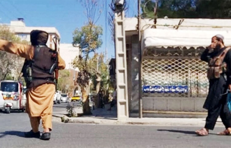 আফগানিস্তানের পশ্চিমাঞ্চলীয় শহর হেরাতে একটি মসজিদে বিস্ফোরণে তালেবানপন্থি এক ধর্মীয় নেতাসহ অন্তত ১৫ জন নিহত হয়েছেন। আহত হয়েছেন আরও অনেকে। আজ জুমার নামাজের সময় গুজরগাহ মসজিদে এ হামলার ঘটনা ঘটেছে। ছবি: সংগৃহীত