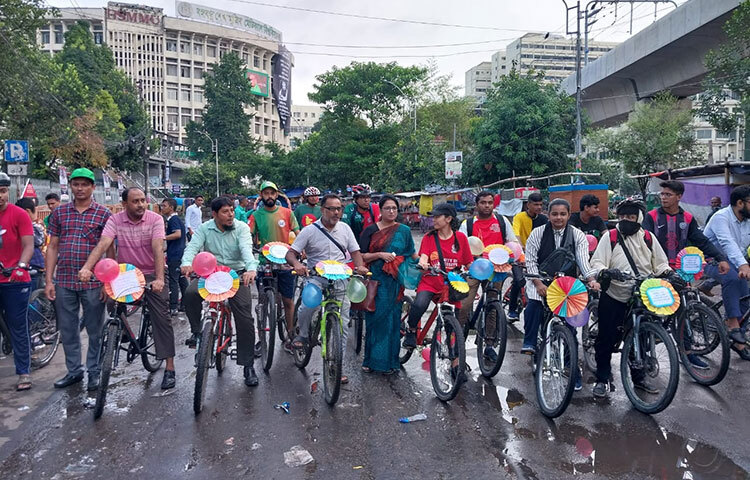 আজ সকালে শাহবাগ জাতীয় জাদুঘরের সামনে থেকে কেন্দ্রীয় শহীদ মিনার পর্যন্ত বিশ্ব ব্যক্তিগত গাড়িমুক্ত দিবস ২০২২ পালন উপলক্ষে আয়োজিত ‘ব্যক্তিগত গাড়ির ব্যবহার নিয়ন্ত্রণ করি, পরিকল্পিত সাইকেল নেটওয়ার্ক গড়ে তুলি’ শীর্ষক সাইকেল র‌্যালি থেকে বক্তারা এ দাবি জানান। ছবি: মাহবুব আলম