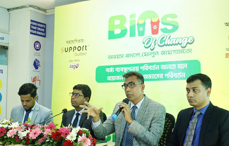 সাধারণ মানুষ ও শিক্ষার্থীদের মধ্যে বর্জ্য ব্যবস্থাপনায় সচেতনতা বাড়াতে দেশের শীর্ষস্থানীয় শিল্পপ্রতিষ্ঠান আরএফএল-এর গৃহস্থালি পণ্যের ব্র্যান্ড আরএফএল হাউজওয়্যার ‘বিনস অব চেঞ্জ’ নামে একটি ক্যাম্পেইন চালু করেছে। আজ রাজধানীর বাড্ডায় আরএফএল গ্রুপের প্রধান কার্যালয়ে এ ক্যাম্পেইনের উদ্বোধন করেন গ্রুপের ব্যবস্থাপনা পরিচালক আরএন পাল। অনুষ্ঠানে আরএফএল হাউজওয়্যারের নতুন পণ্য দুই সেকশন বিশিষ্ট ‘টুইন বিন’ এর মোড়ক উন্মোচন করা হয়। ছবি: জাগো নিউজ