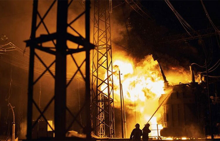 ইউক্রেনের দুটি বিদ্যুৎকেন্দ্রে হামলা চালিয়েছে রাশিয়া। এতে দেশটির উত্তর-পূর্বাঞ্চলে বিদ্যুৎ সরবরাহ বন্ধ হয়ে গেছে। এর আগে ওই অঞ্চলে রাশিয়ার অগ্রগতি থামাতে পাল্টা হামলা শুরু করে কিয়েভ। আজ বøুমবার্গের এক প্রতিবেদনে এ তথ্য জানানো হয়। ছবি: সংগৃহীত