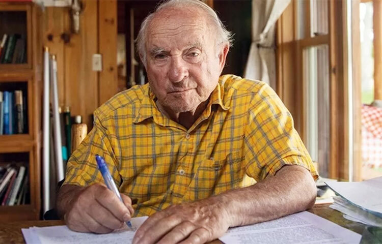 বিশ্বজুড়ে জলবায়ু পরিবর্তনের প্রভাব মোকাবিলায় নিজের একটি কোম্পানি দান করেছেন আমেরিকান পোশাক ব্র্যান্ড পাতাগোনিয়ার প্রতিষ্ঠাতা ইভন চৌইনার্ড। হোল্ডফাস্ট কালেক্টিভ নামে পরিবেশ নিয়ে কাজ করা একটি ট্রাস্টের কাছে তার কোম্পানির সম্পত্তি দান করেন। ছবি: সংগৃহীত