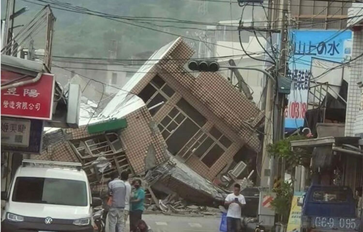 তাইওয়ানে শক্তিশালী ভূমিকম্পের আঘাতের পর সুনামি সতর্কতা জারি করা হয়েছে। আজ বাংলাদেশ সময় দুপুর ১২টা ৪৪ মিনিটে আঘাত হানে এ ভূকম্পন। মার্কিন ভূতাত্ত্বি জরিপ সংস্থার (ইউএসজিএস) তথ্যমতে, তাইওয়ান ছাড়াও ভূমিকম্পের প্রভাব অনুভূত হয়েছে প্রতিবেশী চীন, জাপান, ফিলিপাইনেও। ভূকম্পনে তাইওয়ানের বেশি কিছু অঞ্চল ক্ষতিগ্রস্ত হয়েছে। ছবি: সংগৃহীত