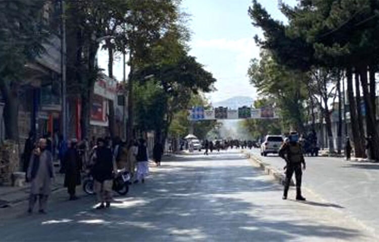 আফগানিস্তানের রাজধানী কাবুলে একটি মসজিদের কাছে বিস্ফোরণে অন্তত চারজন প্রাণ হারিয়েছেন। আহত হয়েছেন আরও ১০ জন। আজ বিকেলে নামাজ শেষে মুসল্লিরা মসজিদ থেকে বেরোনোর সময় এ বিস্ফোরণ ঘটে। ছবি: সংগৃহীত