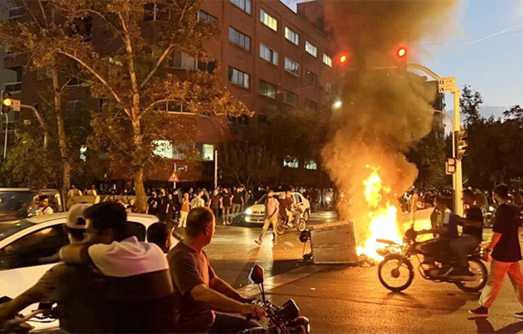 পুলিশ হেফাজতে মাহসা আমিনি নামে ২২ বছর বয়সী এক তরুণীর মৃত্যুকে কেন্দ্র করে বিক্ষোভে উত্তাল হয়ে উঠেছে ইরান। দেশজুড়ে গড়ে ওঠা এই বিক্ষোভ প্রতিবাদ দেশটিকে বহু বছরের মধ্যে এবার মারাত্মক চ্যালেঞ্জের মুখে ফেলে দিয়েছে। ছবি: সংগৃহীত