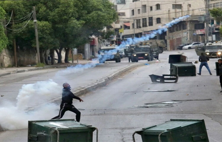 ইসরায়েলি বাহিনীর হামলায় দখলকৃত পশ্চিমতীরের নাবলুস শহরে আরও এক ফিলিস্তিনি নিহত হয়েছেন। গত ২৪ ঘণ্টার মধ্যে সেখানে এ নিয়ে দুইজন ফিলিস্তিনি নিহত হয়েছেন। আজ কাতারভিত্তিক সংবাদমাধ্যম আল-জাজিরার এক প্রতিবেদনে এ তথ্য জানানো হয়। ছবি: সংগৃহীত