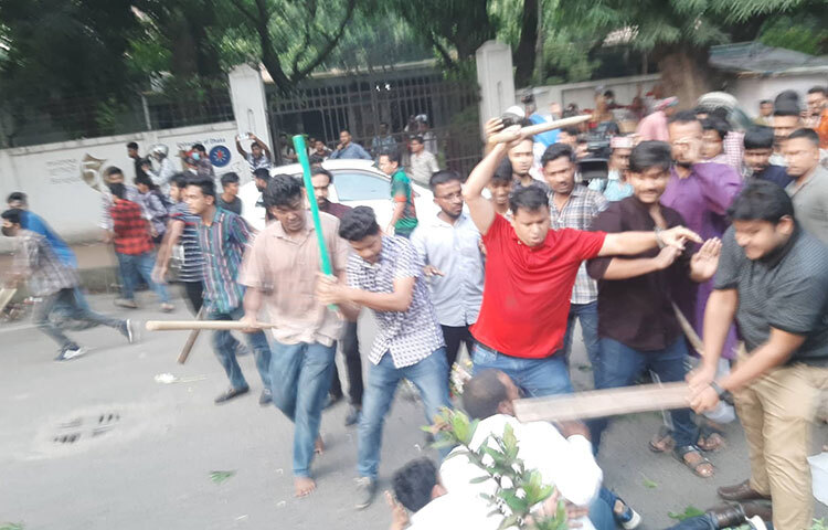 ঢাকা বিশ্ববিদ্যালয়ে উপাচার্যের সঙ্গে সাক্ষাৎ করতে এসে ছাত্রলীগের হামলার মুখে পড়ে পিছু হটেছেন ছাত্রদলের নেতাকর্মীরা। এসময় ছাত্রলীগের নেতাকর্মীদের হামলায় তাদের সাতজন আহত হওয়ার প্রাথমিক খবর পাওয়া গেছে। ছবি: মাহবুব আলম