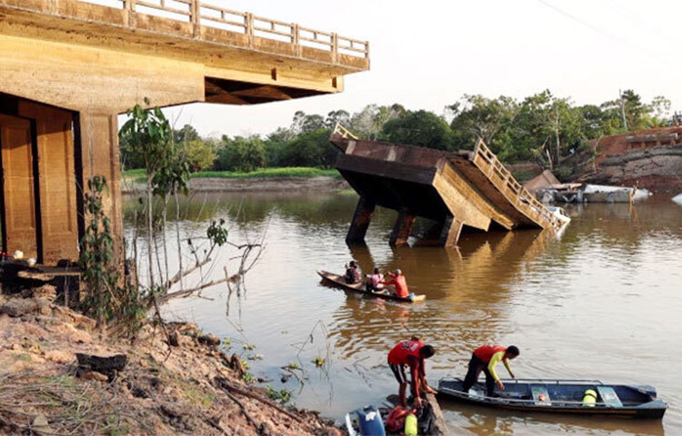 ব্রাজিলের উত্তরাঞ্চলীয় রাজ্য অ্যামাজোনাসে যানবাহন যাতায়াতের সময় একটি সেতু ভেঙে পড়ে অন্তত তিন জনের মৃত্যু হয়েছে। এতে নিখোঁজ রয়েছে আরও প্রায় ১৫ জন। ছবি: সংগৃহীত