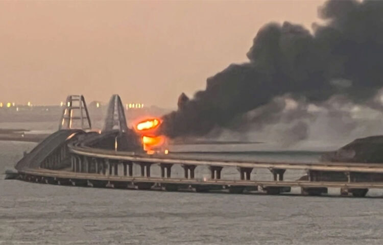 রাশিয়ার সঙ্গে ক্রিমিয়াকে সংযোগকারী গুরুত্বপূর্ণ একটি সেতুতে অগ্নিকাÐের ঘটনা ঘটেছে। স্থানীয় সময় শনিবার কেরচ নামের ওই সেতুতে আগুনের সূত্রপাত হয়। এরপরেই সেতুটিতে যান চলাচল বন্ধ রাখা হয়েছে। ছবি: সংগৃহীত