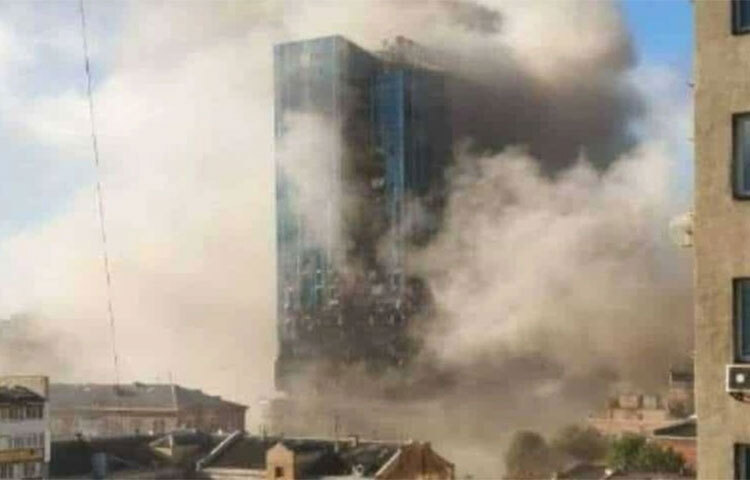 ইউক্রেনের রাজধানী কিয়েভে দফায় দফায় ক্ষেপণাস্ত্র হামলা চালিয়েছে রাশিয়া। এতে সেখানে অবস্থিত জার্মানির দূতাবাসেও ক্ষেপণাস্ত্র আঘাত হেনেছে। জার্মানির পররাষ্ট্রমন্ত্রণালয়ের বরাত দিয়ে রয়টার্স এ তথ্য জানিয়েছে। ছবি: সংগৃহীত