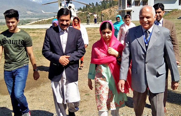 দীর্ঘদিন পর নিজের দেশে পা রাখলেন নোবেল জয়ী মালালা ইউসুফজাই। বন্যায় ক্ষতিগ্রস্ত লোকজনকে দেখতে স্থানীয় সময় মঙ্গলবার তিনি পাকিস্তানে পৌঁছান। তালেবানের হামলা থেকে বেঁচে যাওয়ার পর দ্বিতীয় বারের মতো স্বদেশে সফর করছেন তিনি। ছবি: সংগৃহীত