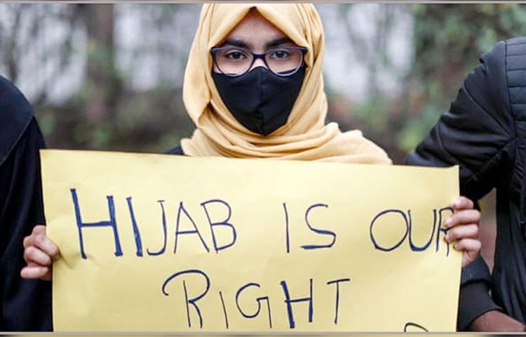 কর্ণাটকের শিক্ষাপ্রতিষ্ঠানগুলোতে মুসলিম ছাত্রীদের হিজাব পরায় নিষেধাজ্ঞার বিষয়ে বহুল প্রতীক্ষিত রায় ঘোষণা আজ। স্থানীয় সময় সকাল সাড়ে ১০টার দিকে (বাংলাদেশ সময় বেলা ১১টা) এর রায়ের সময় নির্ধারণ করেন ভারতের সর্বোচ্চ আদালত। রায়ের বিরুদ্ধে ব্যানার নিয়ে প্রতিবাদ জানাচ্ছে এক শিক্ষার্থী। ছবি: সংগৃহীত
