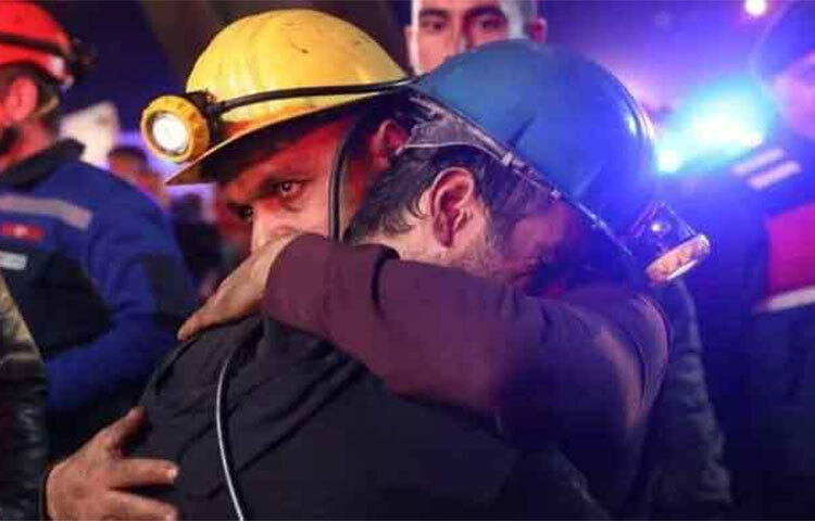 তুরস্কের উত্তরাঞ্চলে একটি কয়লার খনিতে ভয়াবহ বিস্ফোরণে নিহতের সংখ্যা বেড়ে ৪০ জনে দাঁড়িয়েছে। খনির ভেতরে এখনও আটকা অনেকে। তাদের জীবিত উদ্ধারে প্রাণপণ চেষ্টা চালিয়ে যাচ্ছেন উদ্ধারকর্মীরা। ছবি: সংগৃহীত