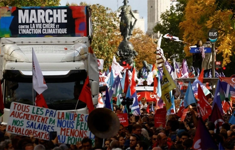 মূল্যস্ফীতির প্রতিবাদে ফ্রান্সের রাজধানী প্যারিসে বিক্ষোভ করেছেন হাজার হাজার মানুষ। গত কয়েক সপ্তাহ ধরে দেশটির জ্বালানি তেলের শোধনাগারে ধর্মঘট চলছে। এতে পুরো ফ্রান্সেই তেলের ঘাটতি দেখা দিয়েছে। ইউক্রেন যুদ্ধের পর উচ্চ মূল্যস্ফীতির কারণে সেখানে মানুষের জীবনযাত্রার ব্যয় অসহনীয়ভাবে বেড়ে গেছে। ছবি: সংগৃহীত