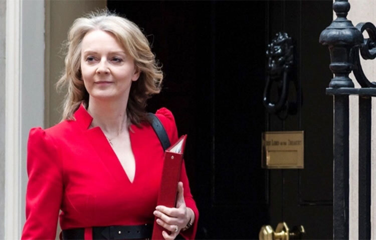 পদত্যাগ করলেন ব্রিটিশ প্রধানমন্ত্রী লিজ ট্রাস। ক্ষমতাগ্রহণের মাত্র ৪৪ দিন যেতে না যেতেই সরে দাঁড়ালেন তিনি। আজ ডাউনিং স্ট্রিট থেকে দেওয়া ভাষণে ট্রাস বলেছেন, তিনি কনজারভেটিভ পার্টির নেতার পদ থেকে সরে দাঁড়ানোর সিদ্ধান্তের বিষয়ে ব্রিটিশ রাজা তৃতীয় চার্লসকে জানিয়েছেন। ছবি: সংগৃহীত