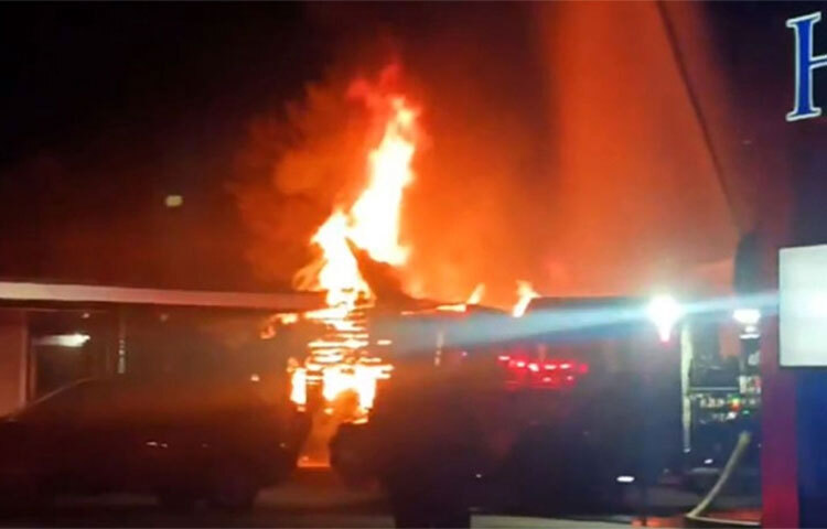 যুক্তরাষ্ট্রের নিউ হ্যাম্পশায়ারে একটি ছোট প্লেন বিধ্বস্ত হয়েছে। একটি বাড়ির ছাদের ওপর এক ইঞ্জিন বিশিষ্ট প্লেনটি আছড়ে পড়লে এ দুর্ঘটনাটি ঘটে। আজ কর্মকর্তারা জানিয়েছেন, এ ঘটনায় প্লেনে থাকা সবাই নিহত হয়েছেন। ছবি: সংগৃহীত