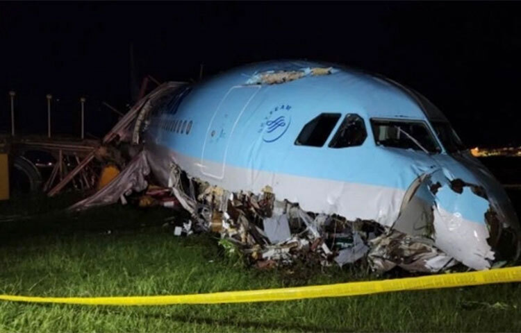 অবতরণ করার সময় কোরিয়ার একটি প্লেন রানওয়ের বাইরে চলে গেছে। খারাপ আবহাওয়ার কারণে ফিলিপাইনে এই দুর্ঘটনা ঘটে। এসময় প্লেনটিতে ১৭৩ জন যাত্রী ছিল। কিন্তু এ ঘটনায় এখন পর্যন্ত কোনো হতাহতের খবর পাওয়া যায়নি। আজ কাতারভিত্তিক সংবাদমাধ্যম আল-জাজিরার এক প্রতিবেদনে এ তথ্য জানানো হয়। ছবি: সংগৃহীত