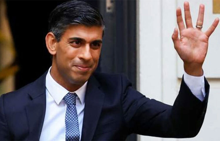 যুক্তরাজ্যের ৫৭তম প্রধানমন্ত্রী হিসেবে দায়িত্বগ্রহণ করলেন কনজারভেটিভ নেতা ঋষি সুনাক। আজ বাকিংহাম প্যালেসে রাজা তৃতীয় চার্লসের সঙ্গে সাক্ষাৎ করে নতুন সরকারপ্রধানের দায়িত্বভার গ্রহণ করেন তিনি। এর আগে, বিদায়ী প্রধানমন্ত্রী লিজ ট্রাস রাজার সঙ্গে সাক্ষাৎ করে তার পদত্যাগপত্র জমা দেন। ছবি: সংগৃহীত