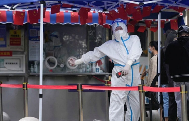 চীনে নতুন করে করোনাভাইরাসে আক্রান্তের সংখ্যা বাড়তে শুরু করেছে। আজ পর্যন্ত টানা তিনদিনের মতো এক হাজার জনের ওপরে সংক্রমণ রেকর্ড করেছে দেশটির স্বাস্থ্য বিভাগ। ছবি: সংগৃহীত